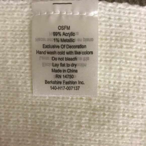 Girl’s Hat, Scarf, & Gloves Set - Picture 4 of 5